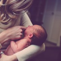 Primele saptamani cu un nou nascut. Ce produse fac munca de mamica mai usoara?